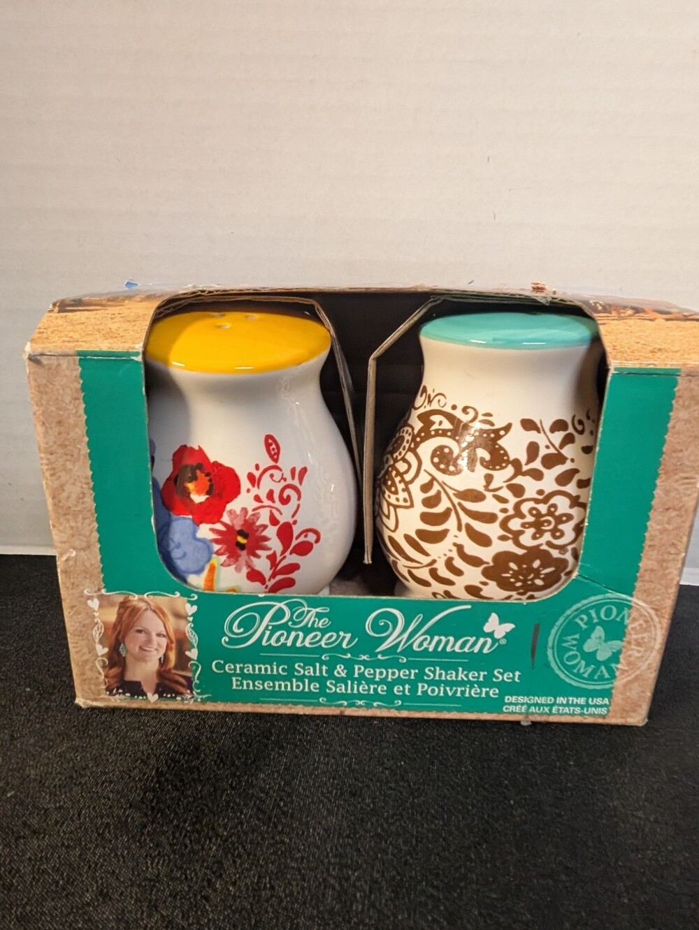 New In Box Pioneer Woman Salt and Pepper Shakers Kitchen Dining Accessories 🌻
